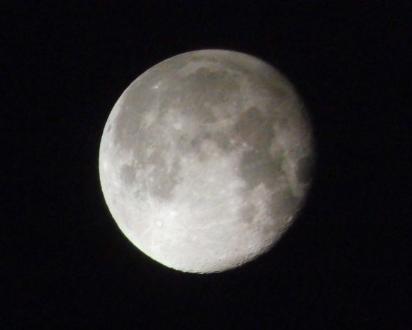 Луна через окуляр телескопа